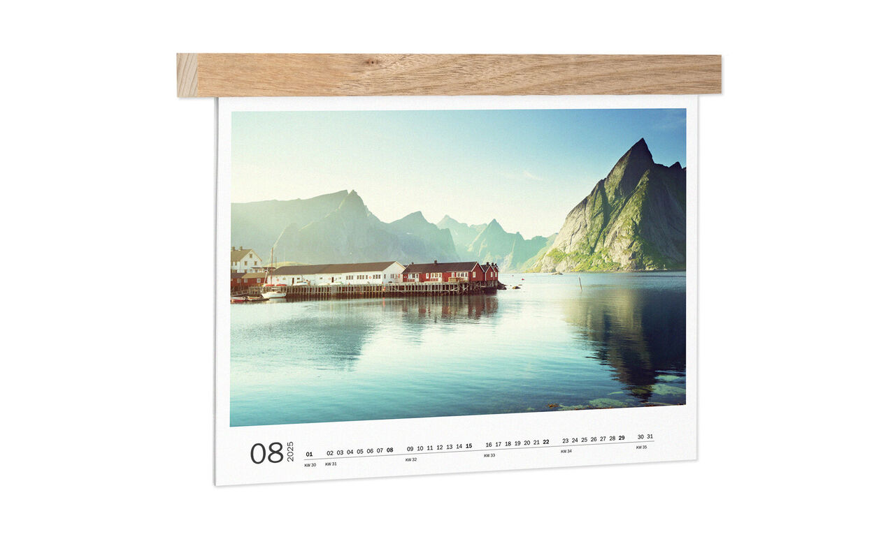 Ein wunderschöner Ausblick auf Berge und ein ruhiger See, festgehalten in einem CEWE Fotokalender.