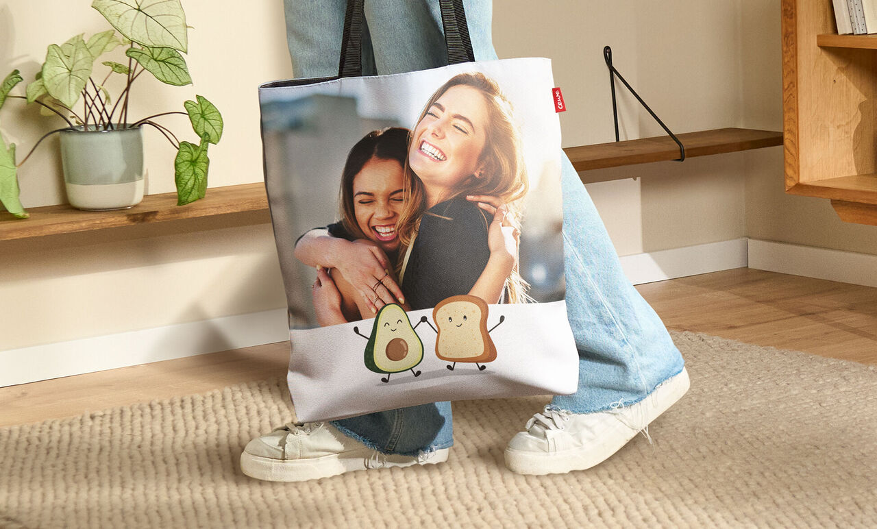 Eine Person trägt eine liebevolle Tasche mit einem Avocado- und Toastmotiv.