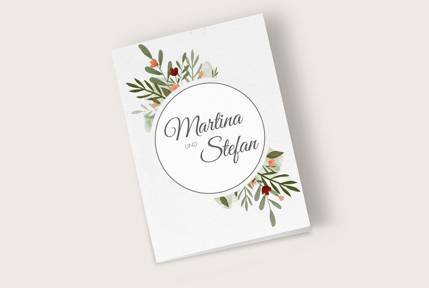 Eine elegante Einladungskarte mit dem Namen Martina und Stefan, verziert mit floralen Motiven.