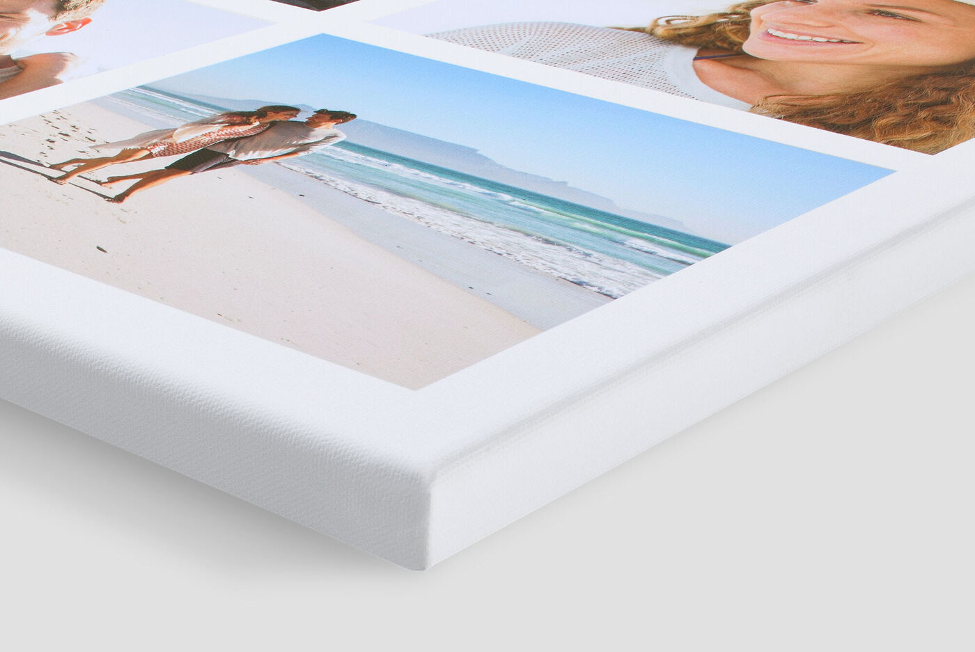 Detailansicht eines weißen Wandbildes mit Familienfotos am Strand