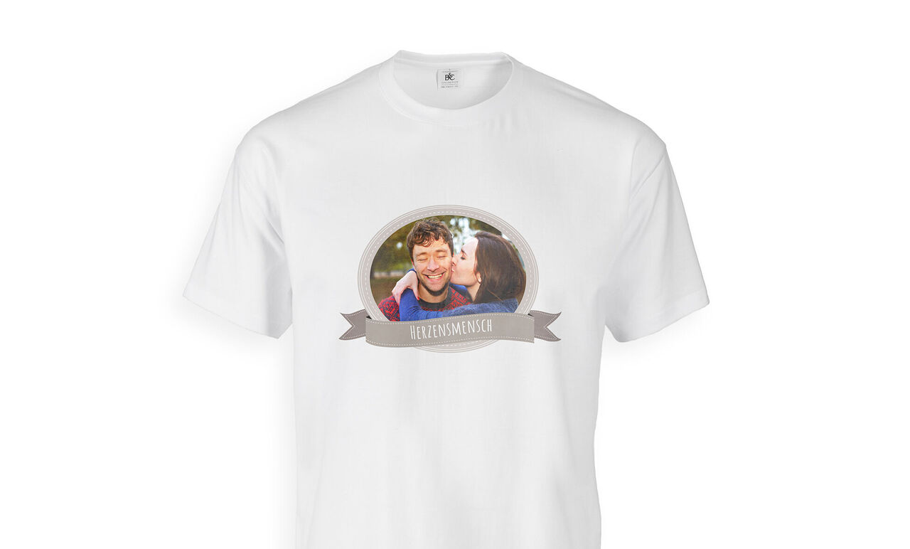 Weißes T-Shirt mit einem runden Foto und dem Schriftzug "Erinnerungen", das positive Emotionen weckt.