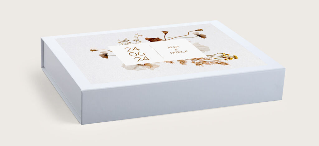 Elegante Geschenkbox mit botanischem Design und Datum.
