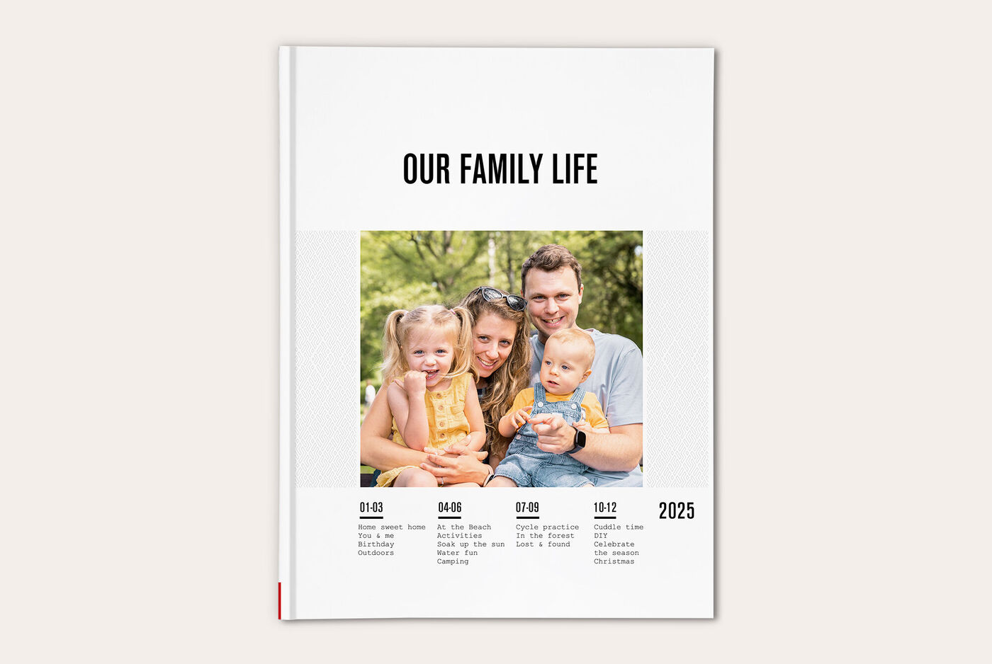 Familienleben Fotobuch mit glücklicher Familie im Freien
