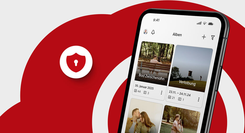 Das Bild zeigt ein Smartphone mit der CEWE App, auf dem verschiedene Fotos und ein Schloss-Symbol angezeigt werden.