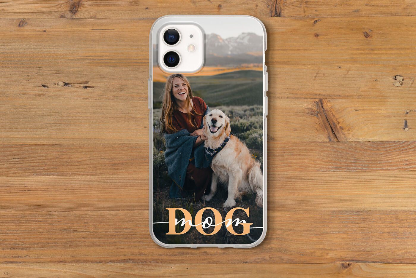 Ein Handy mit einem Foto von einem Hund und einer Person in der Natur