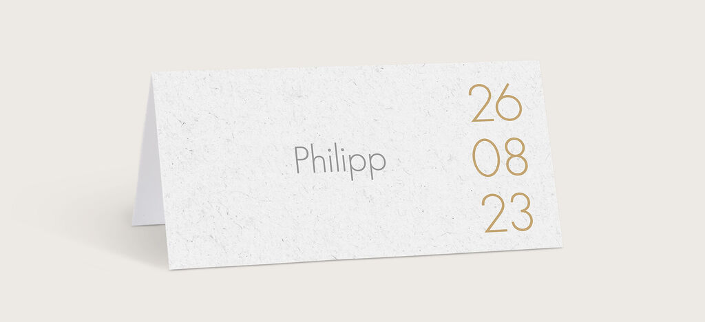Elegante Tischkarte für eine Feier mit dem Namen Philipp und dem Datum 26.08.23 in Gold- und Grautönen.