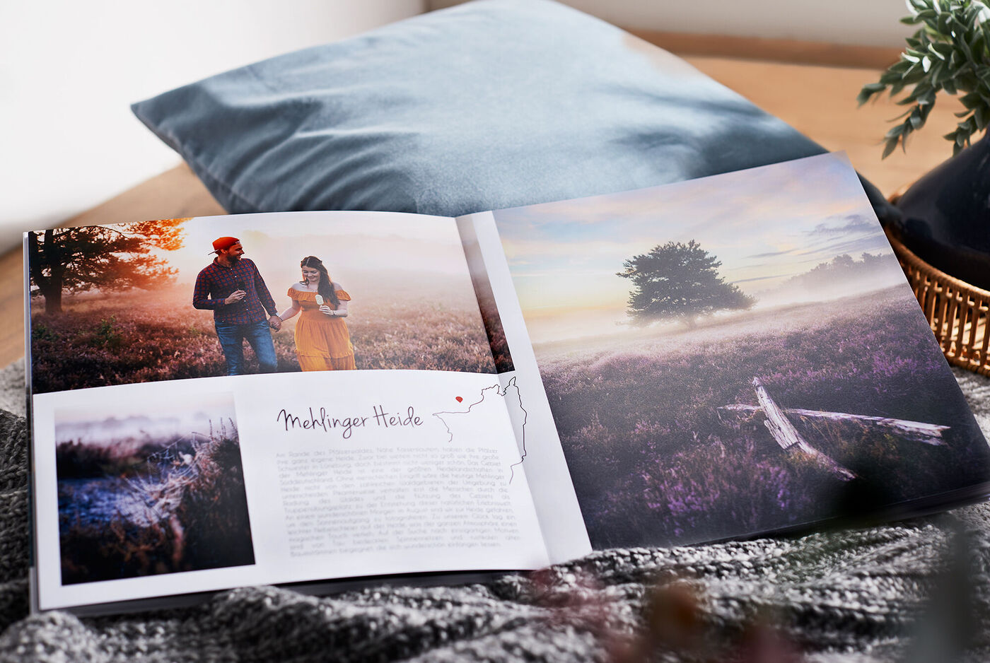 Paar im Fotobuch auf einer Wiese, umgeben von Nebel