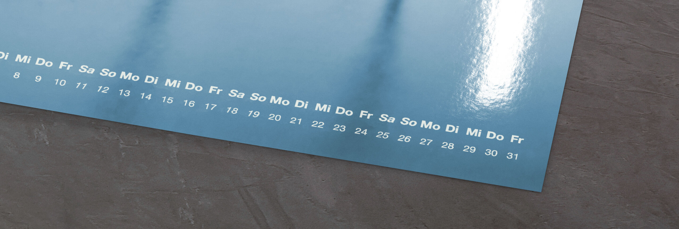 Kalender mit blauer Oberfläche und Datumszahlen