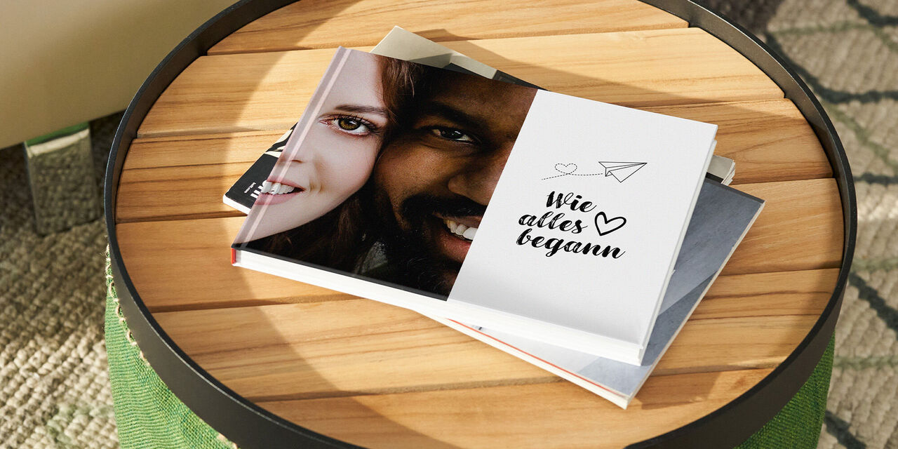 Ein liebevoll gestaltetes Fotobuch auf einem Holztisch, einfach und schön.