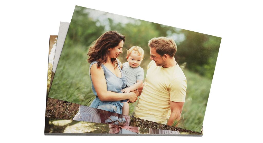 Familie posiert gemeinsam im Grünen und genießt die Zeit.