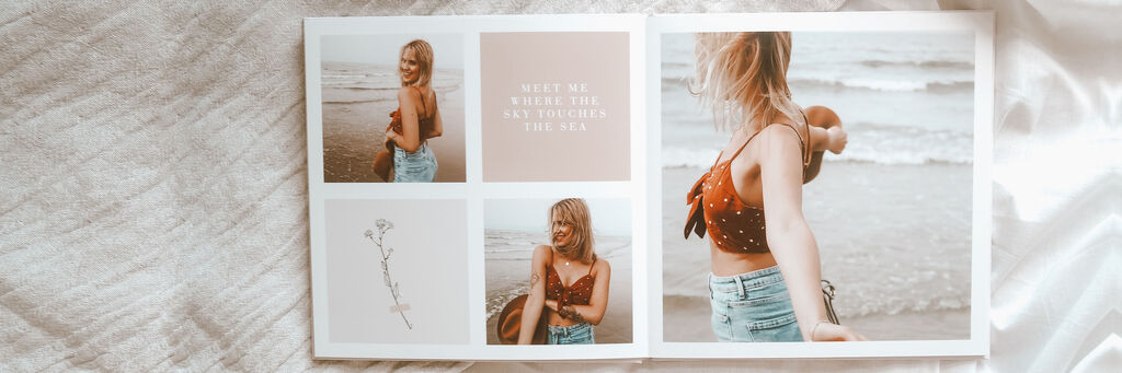 Ein offenes Fotobuch zeigt fröhliche Erinnerungen am Strand mit einer lachenden Frau im Vordergrund