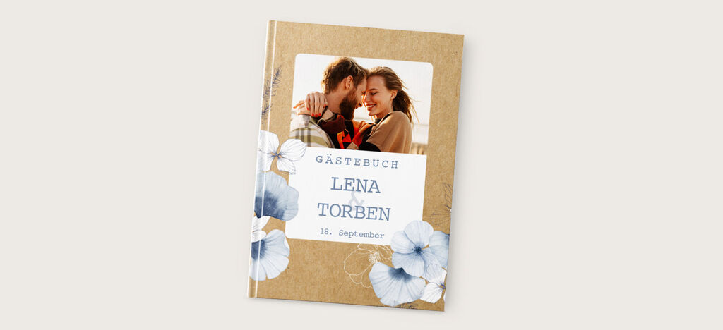 Ein wunderschönes Gästebuch mit floralen Akzenten und einem Foto von einem glücklichen Paar