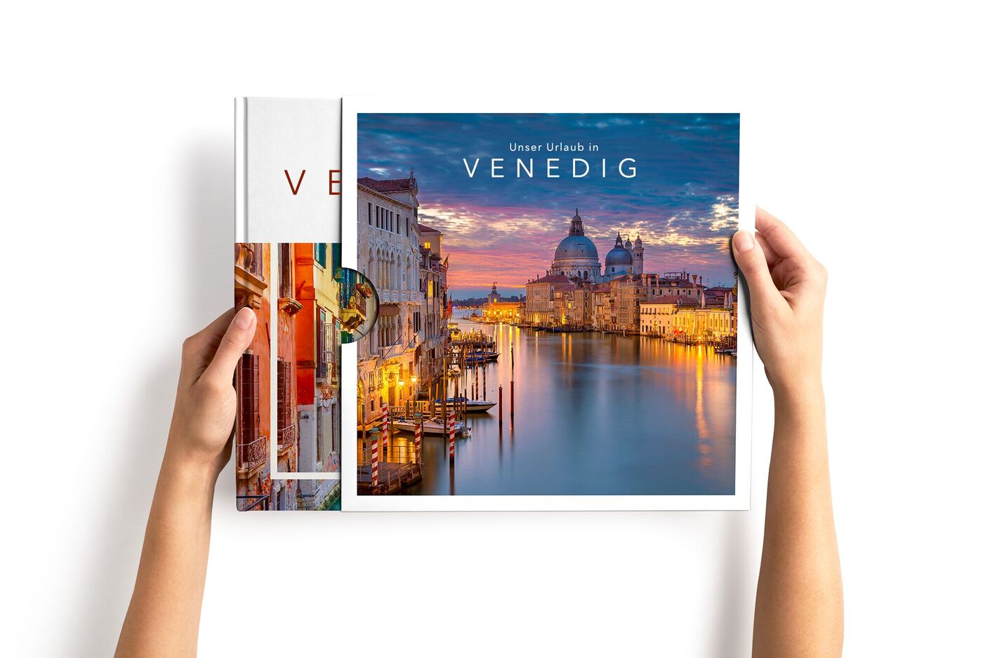 Hände halten ein CEWE FOTOBUCH mit Venedig-Motiv und dem Titel Unser Urlaub in Venedig