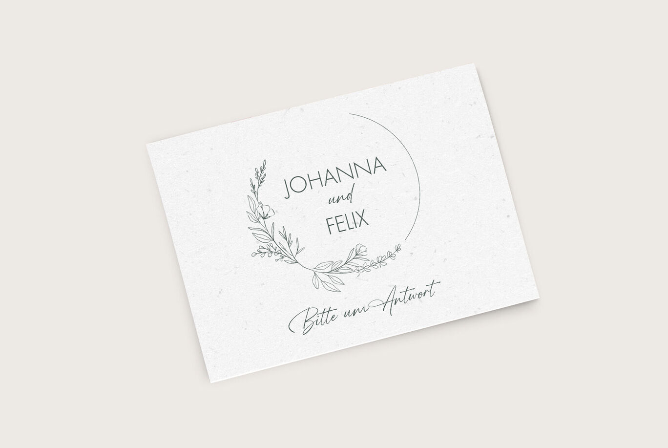 Einladungskarte für eine Hochzeit mit dem Text „Johanna und Felix, Bitte um Antwort“ und floralem Design