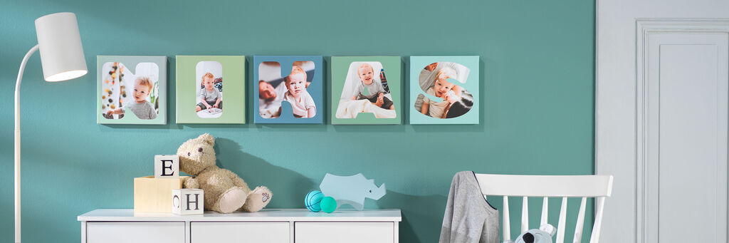Bunte Wandbilder mit Kindern auf grünem Hintergrund.