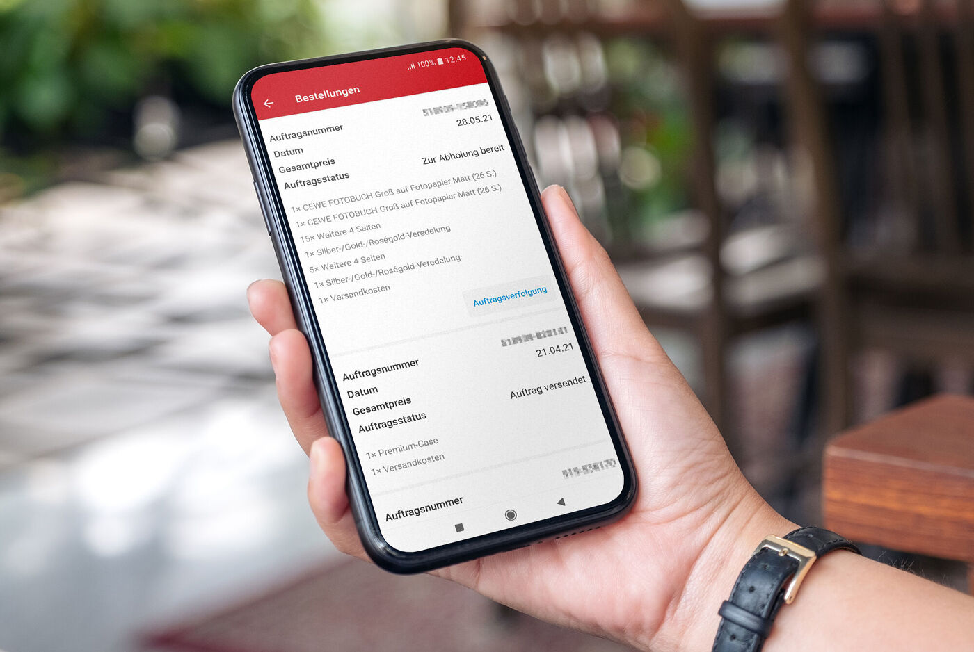 Eine Person hält ein Smartphone in der Hand, das eine Bestellübersicht anzeigt