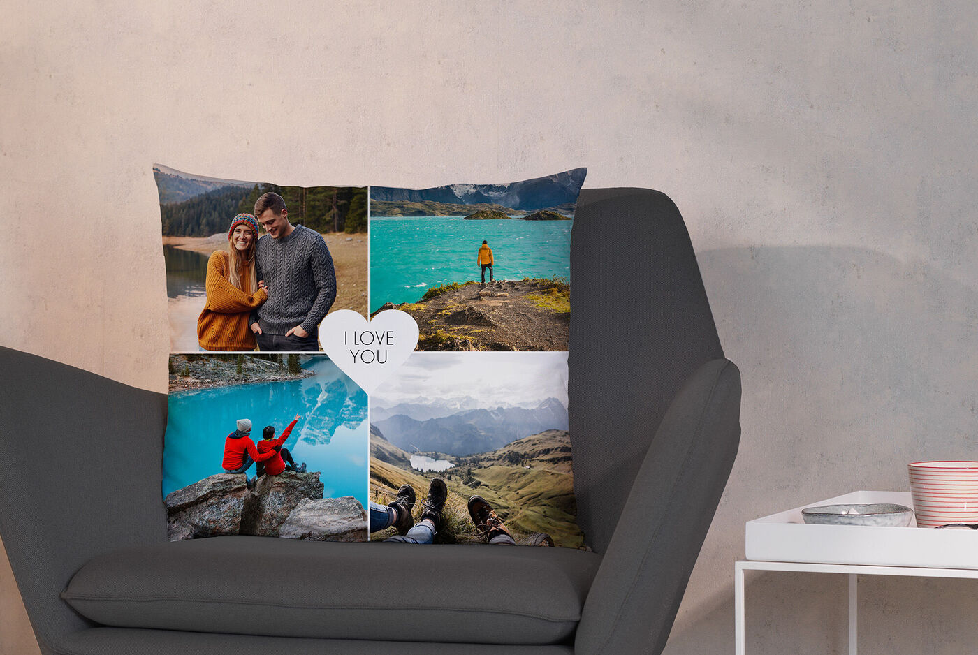 Eine kreative Kissenhülle mit vier persönlichen Fotos zeigt glückliche Momente am Wasser und in den Bergen. Ein Herz mit dem Text 'I LOVE YOU' ist mittig platziert.