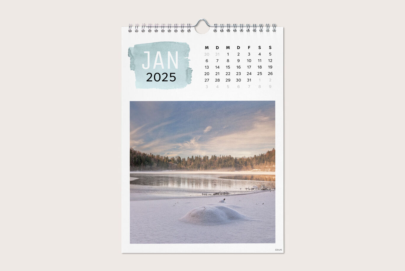 Kalenderblatt für Januar 2025 mit schneebedecktem Landschaftsbild.
