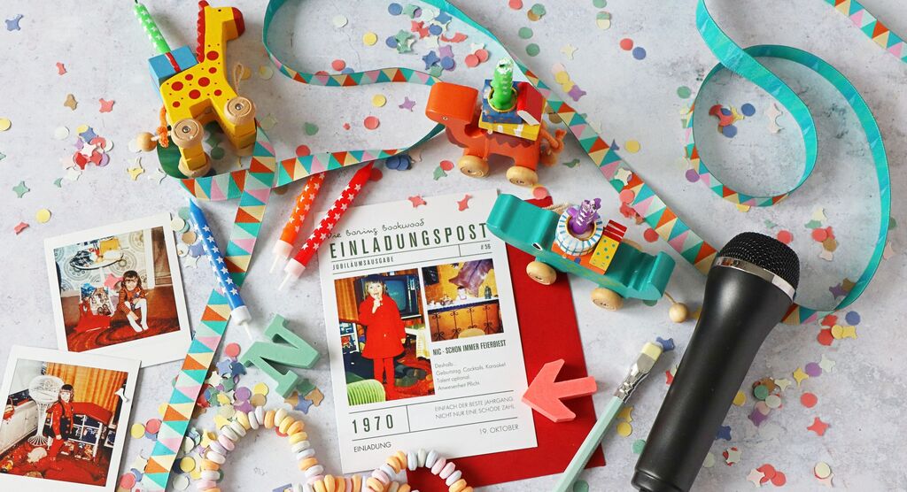 Einladungskarte mit Kinderfotos aus den 70ern zu einer Karaoke-Party, auf einem Tisch dekoriert mit Mikrofon, Holzspielzeug und Konfetti.