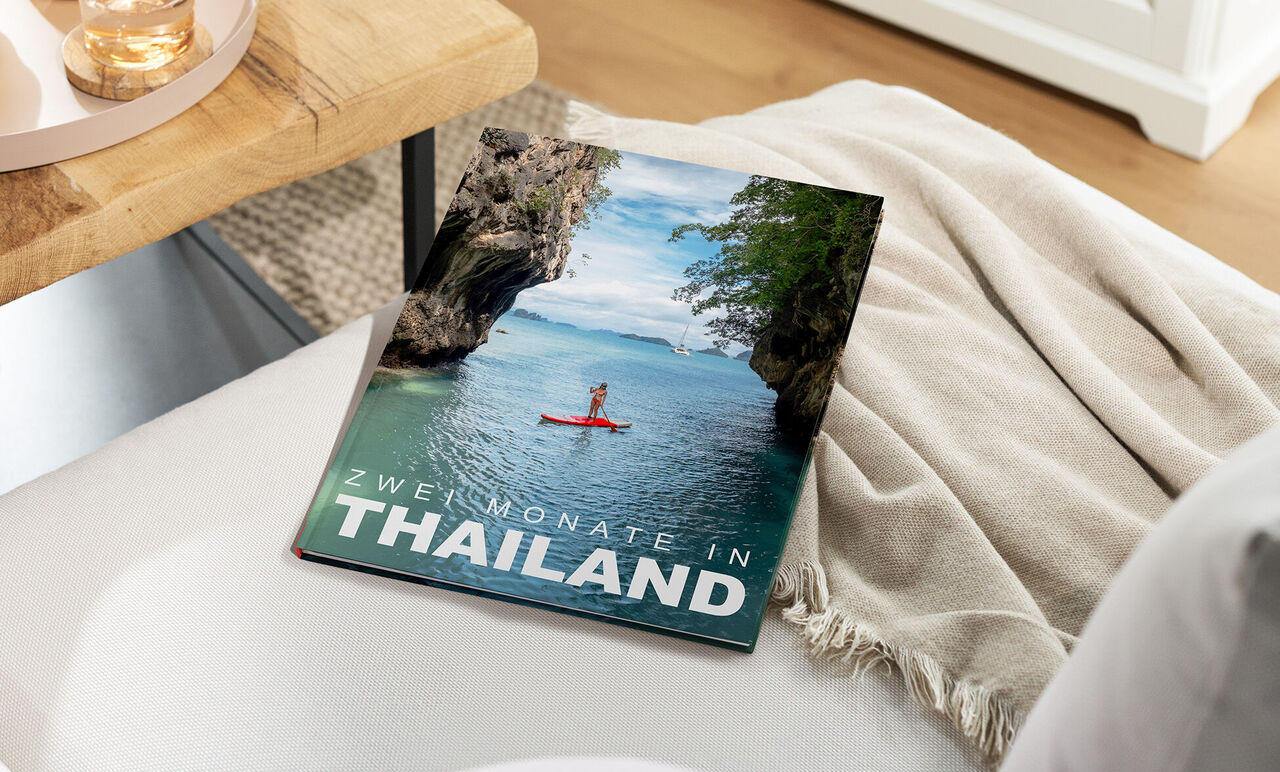 CEWE FOTOBUCH Thailand mit Titelbild von Kajakfahrerin auf blauem Wasser zwischen Felsen