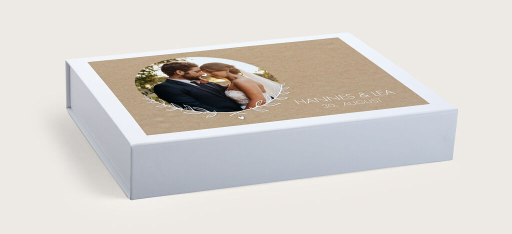 Eine wunderschöne Box für ein Hochzeitsalbum mit einem romantischen Foto von einem Paar und liebevoller Schrift.
