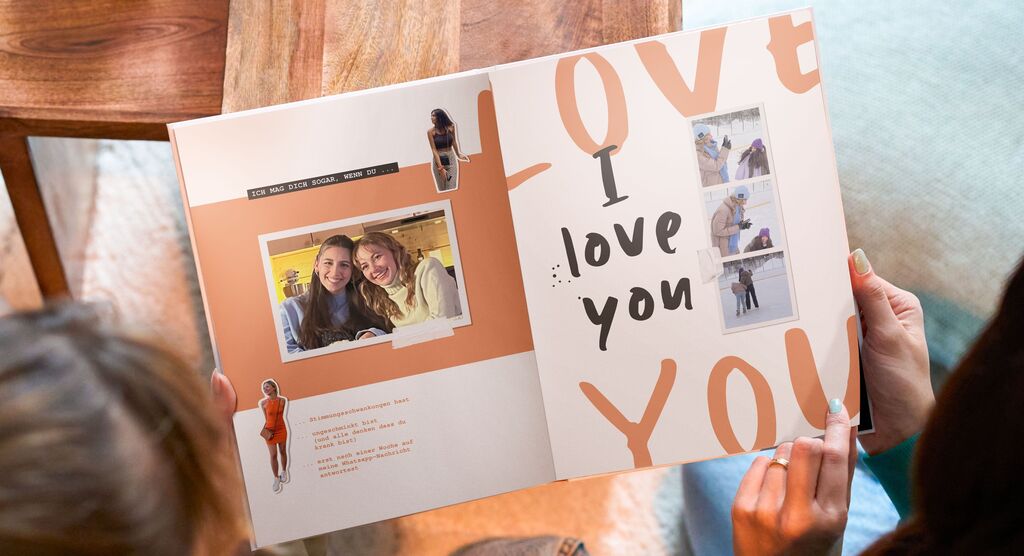 Eine Person blättert in einem CEWE Fotobuch mit liebevollen Bilder und Schriftzug.
