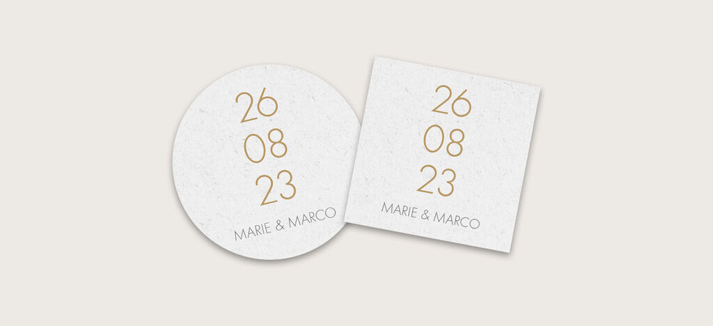 Zwei kreative Hochzeitseinladungen mit goldener Schrift, Datum 26.08.23 und Namen Marie & Marco.