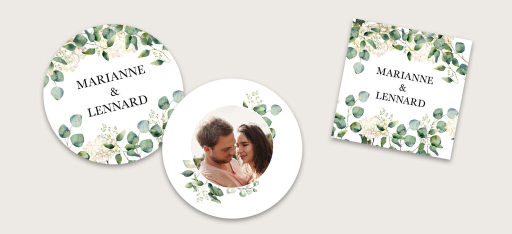 Zwei runde und ein quadratisches Design mit floralen Elementen, personalisiert mit den Namen Marianne und Lennard