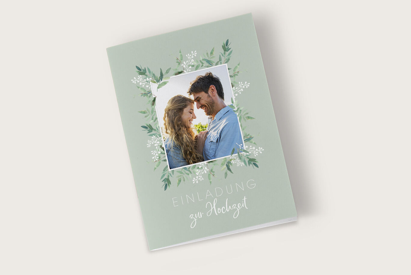 Ein herzlicher Einladungsumschlag zur Hochzeit mit floralen Motiven