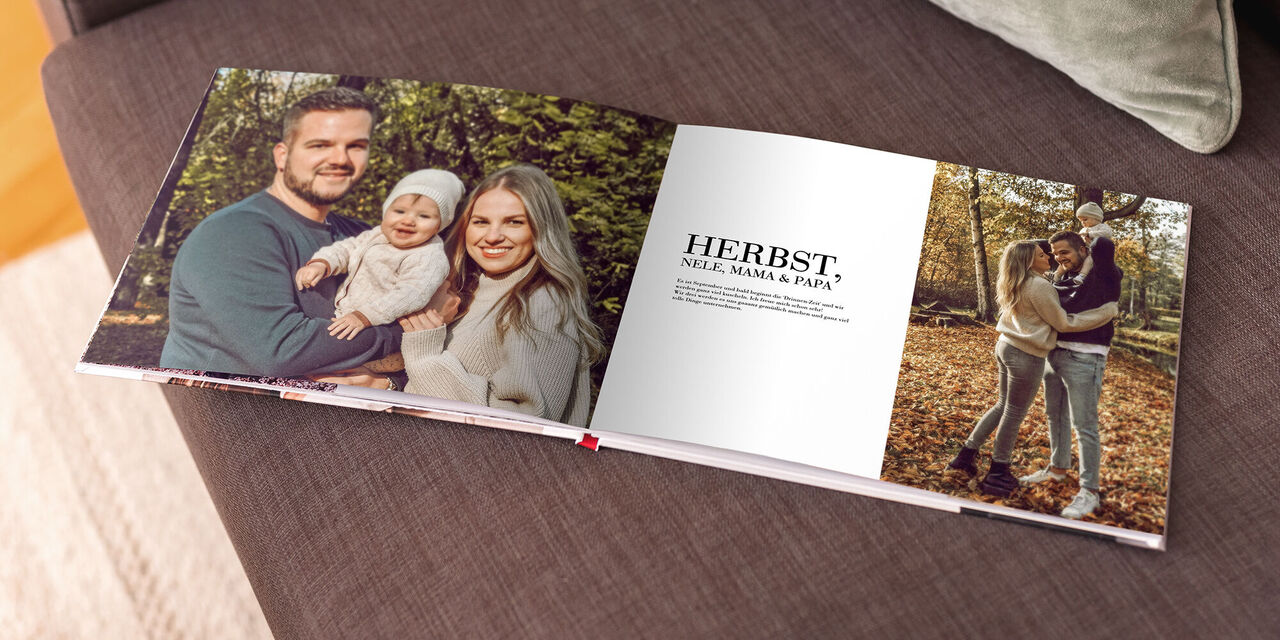 Ein geöffnetes CEWE FOTOBUCH zeigt fröhliche Familienerinnerungen im Herbst. Die Seiten zeigen Bilder von gemeinsamen Momenten in der Natur, umgeben von buntem Laub.