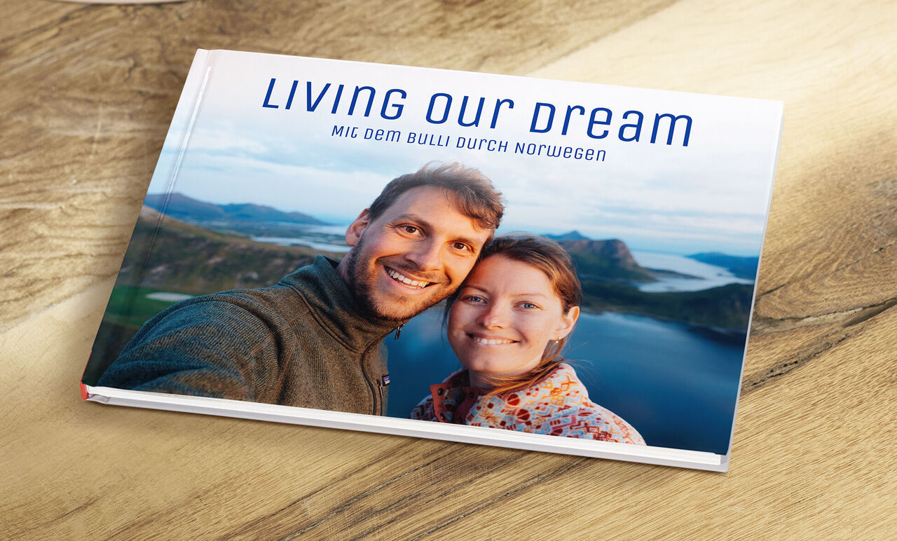 CEWE FOTOBUCH mit Paar vor norwegischer Berg- und Fjordlandschaft