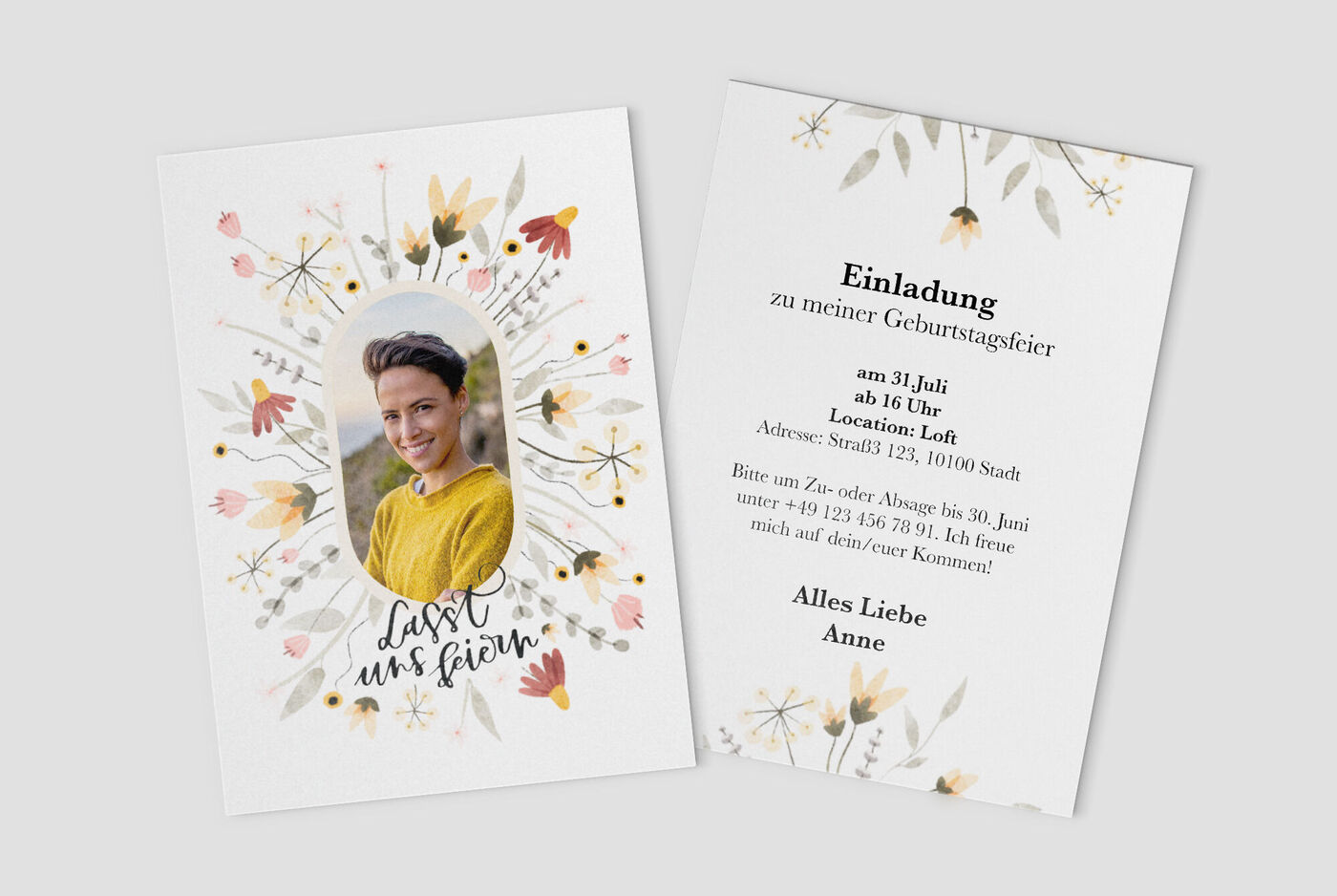 Einladung zur Geburtstagsfeier mit floralen Motiven und persönlichem Foto