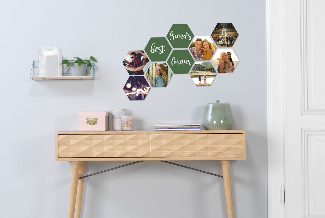 Schönes Wandbild mit Fotos von Freunden in einem modernen Wohnzimmer.