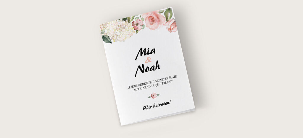 Ein schönes Fotobuch mit dem Titel Mia & Noah, umgeben von zarten Blumen.