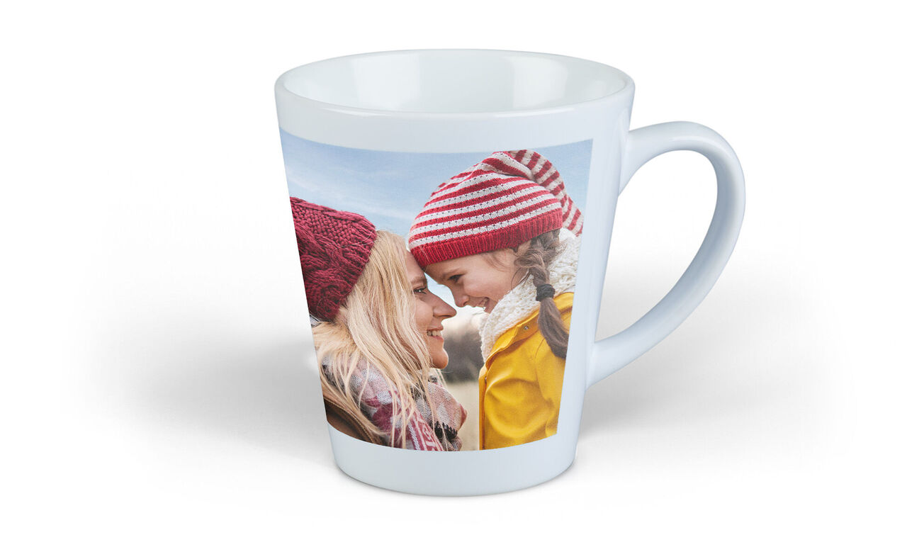 Tasse mit fröhlichen, bunten Mützen und warmen Knitstrick. Perfektes Geschenk für Lieblingsmenschen