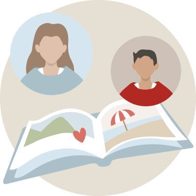 Offenes Fotobuch mit fröhlichen Erinnerungen von zwei Personen am Strand. Ein rotes Sonnenschirm-Motiv und Herzsymbol sind sichtbar.