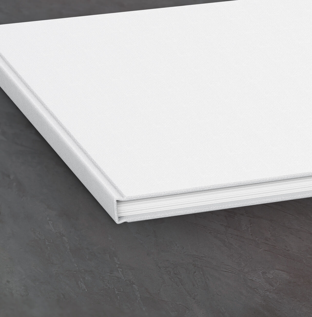 Das Cover eines leeren CEWE FOTOBUCHs auf einem Tisch.