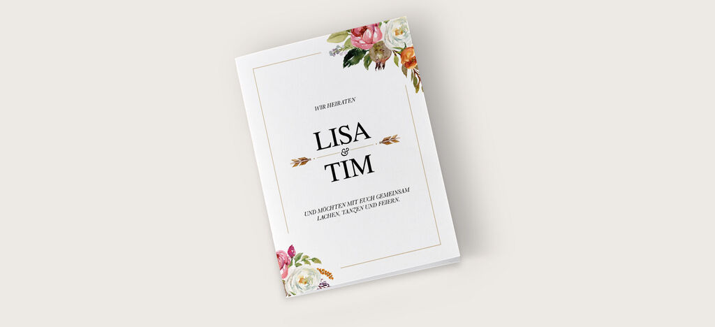 Ein schön gestaltetes Hochzeitsfotobuch mit den Namen Lisa und Tim auf dem Cover.