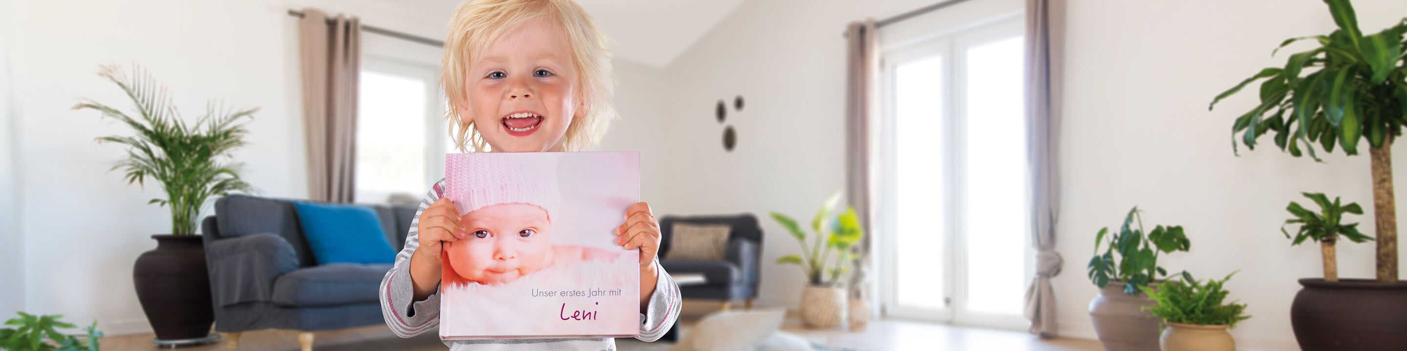 Kind hält ein CEWE Fotobuch mit einem Kindergesicht auf dem Cover.