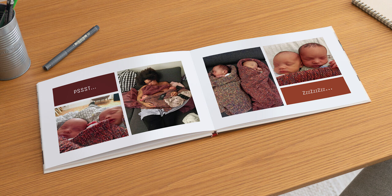 Ein offenes Fotobuch mit Bildern von schlafenden Zwillingen in warmen Decken.