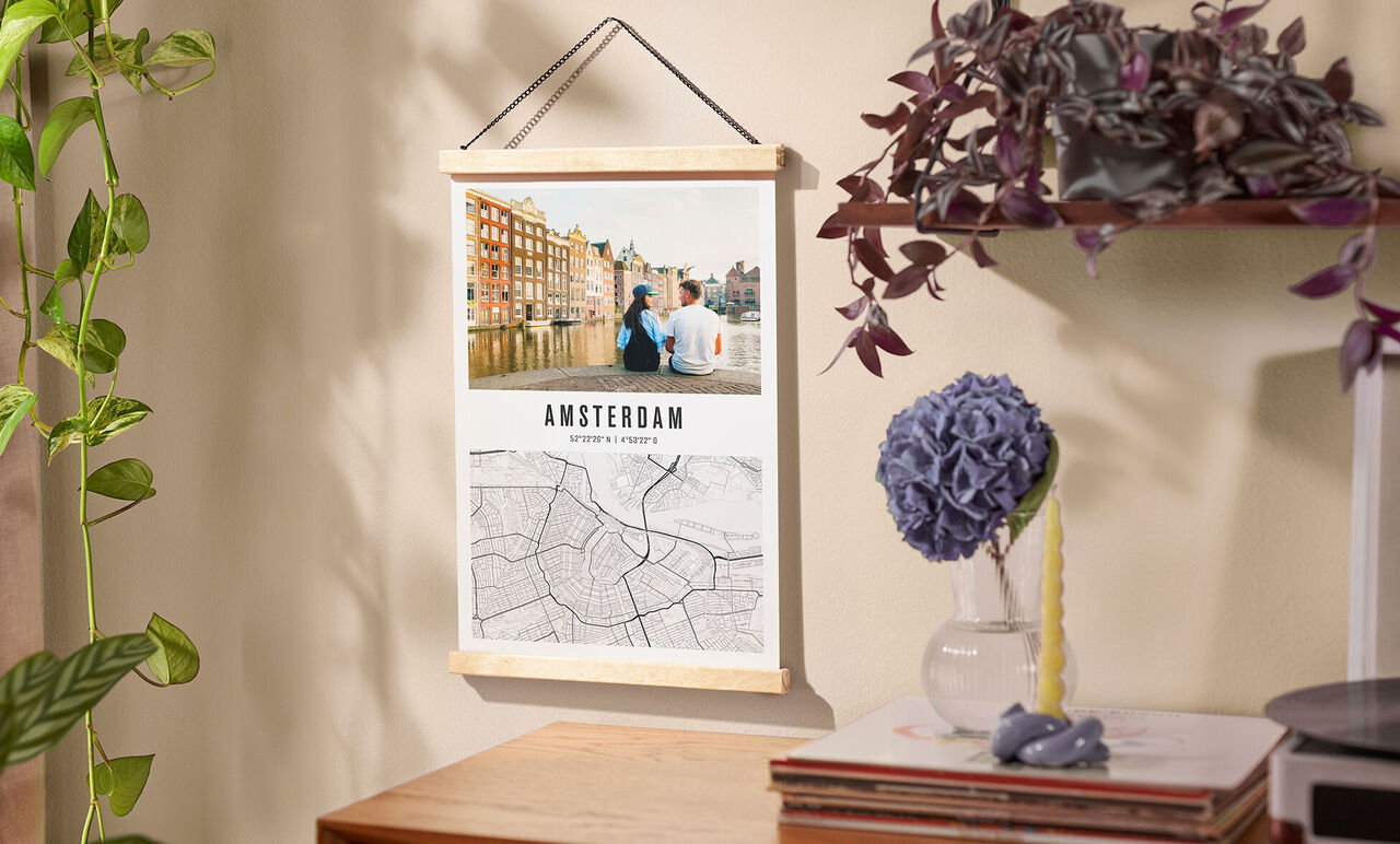 Wundervolles Wandbild mit einem Foto von einem Paar vor den schönen Grachten von Amsterdam und einer Kartenansicht.