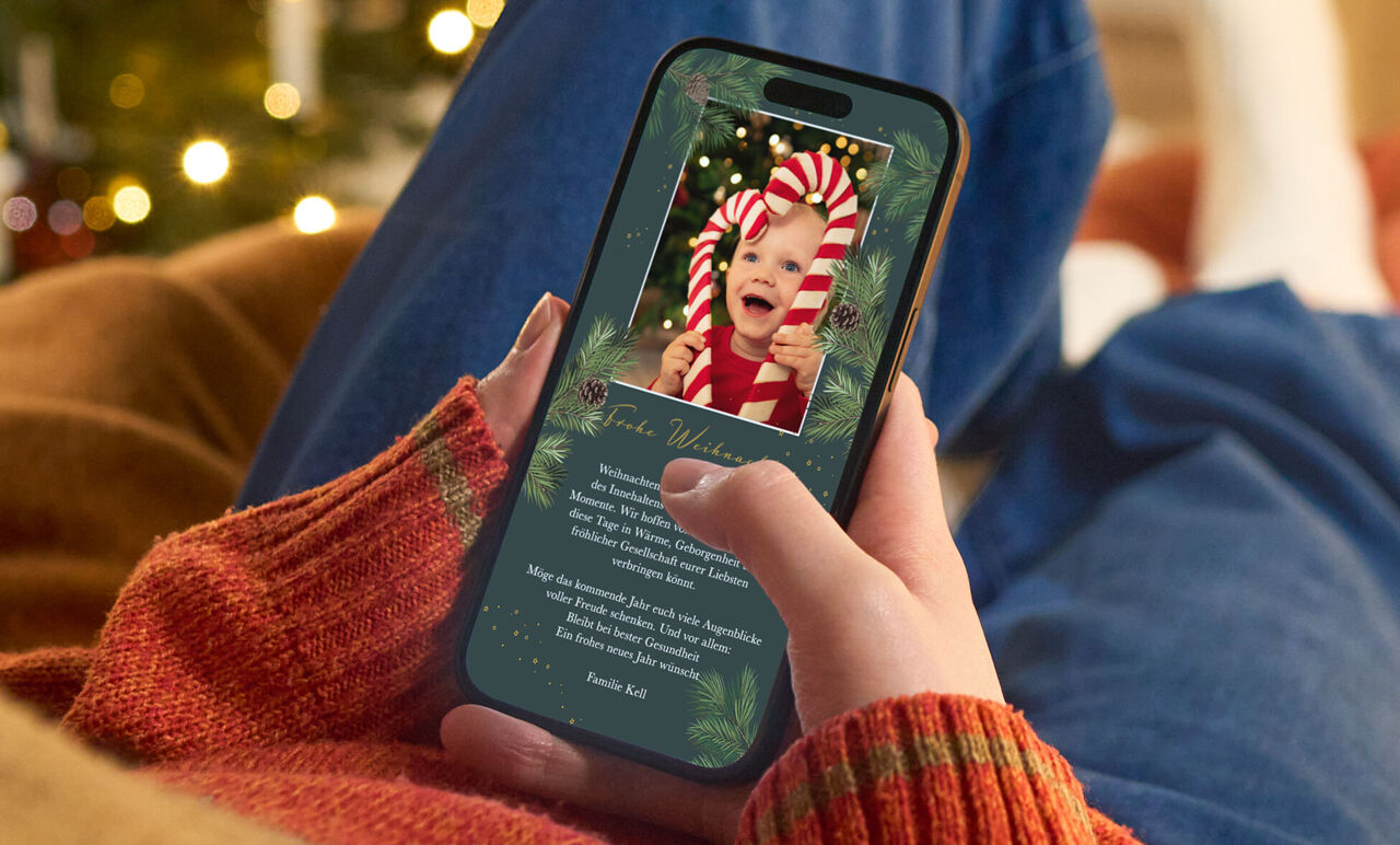 Eine digitale Weihnachtskarte in einem festlichen Design in Tannengrün mit einem mittig, oben platzierten Foto