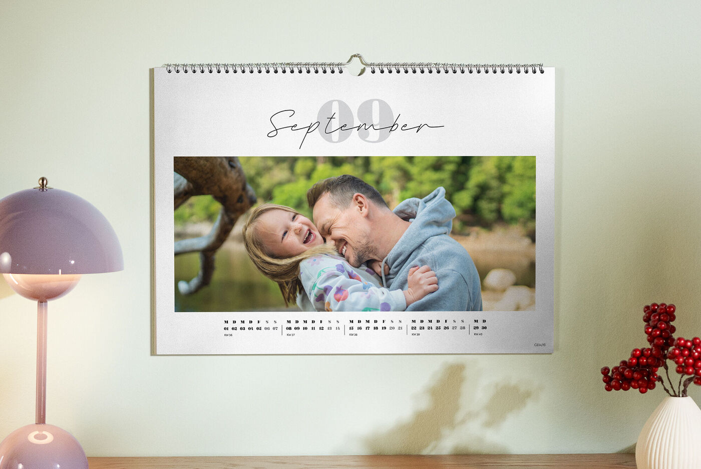 Ein CEWE Fotokalender mit einem liebevollen Bild von einem Paar, das sich umarmt und einen besonderen Moment teilt.