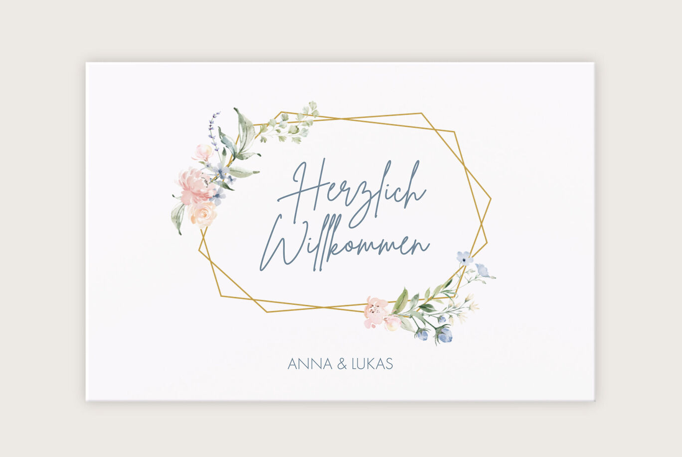 Willkommenskarte in zarten Farben mit floralem Design und elegantem Schriftzug
