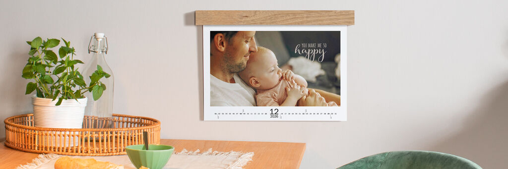 Ein liebevolles Familienfoto in einem modernen Fotokalender. Ein Baby hält die Hand eines Erwachsenen. Die Szene strahlt Glück und Zuneigung aus.