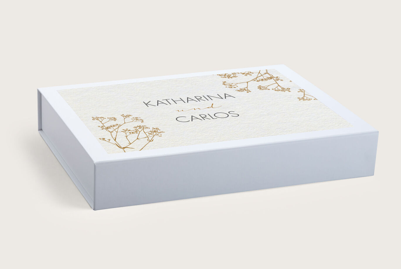 Elegante Geschenkbox mit dem Namen Katharina und Carlos, sanfte Farbgestaltung