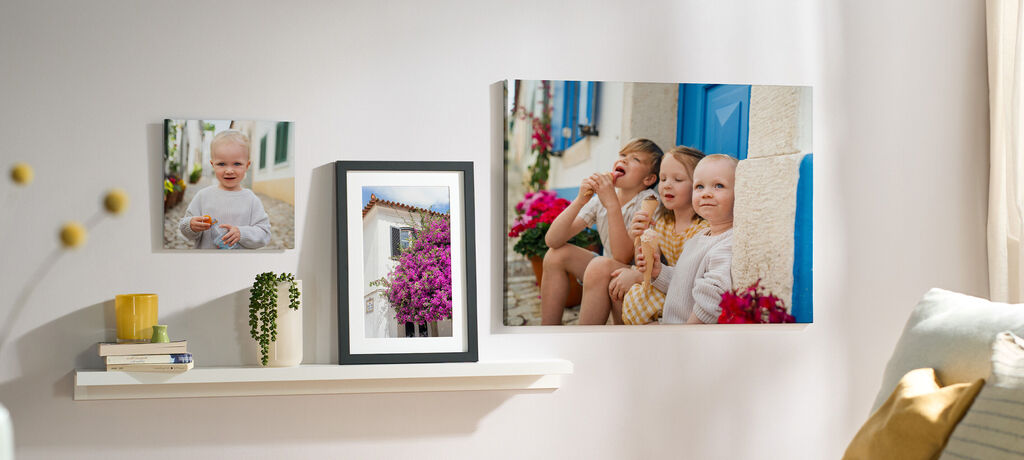 An einer Wand hängen drei Wandbilder mit Familienmotiven.