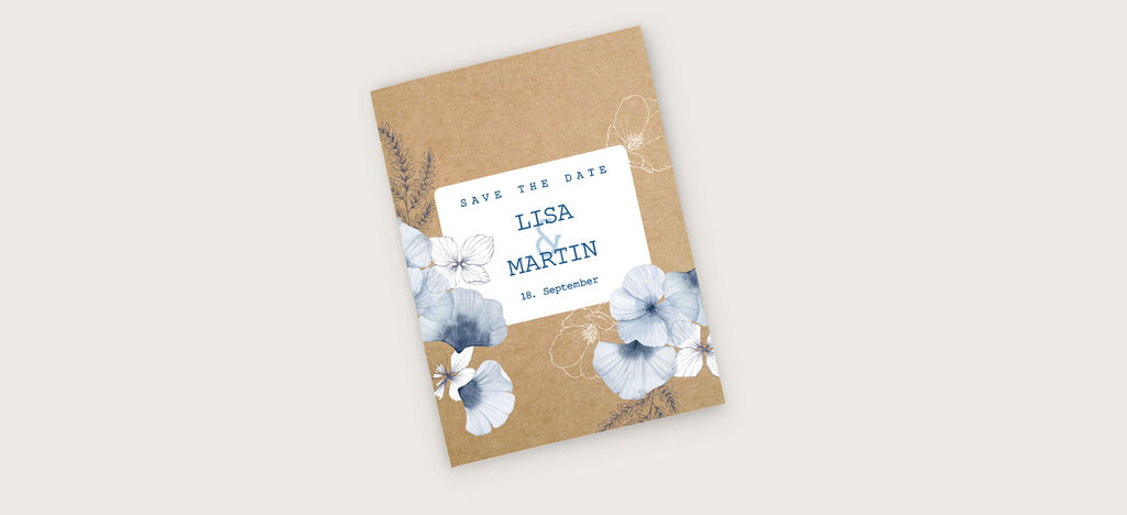 Braune Einladungskarte mit blauen Blüten und den Namen Lisa und Martin. Schriftzug "Save the date"