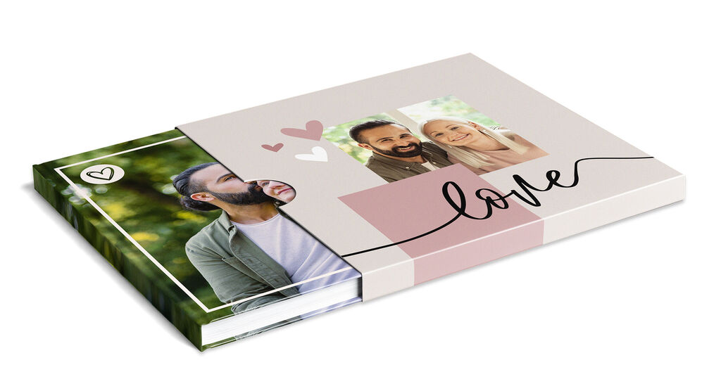 Ein liebevoll gestaltetes Fotobuch mit zwei Fotos und dem Schriftzug "love" auf der Vorderseite