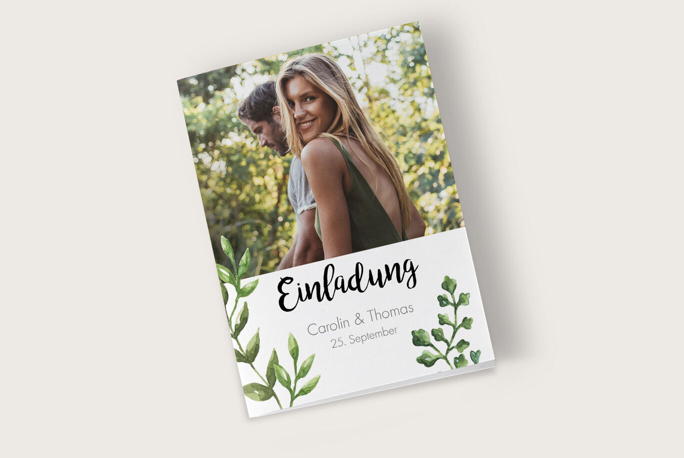 Einladungskarte mit liebevollem Design und grünem Pflanzenmotiv.